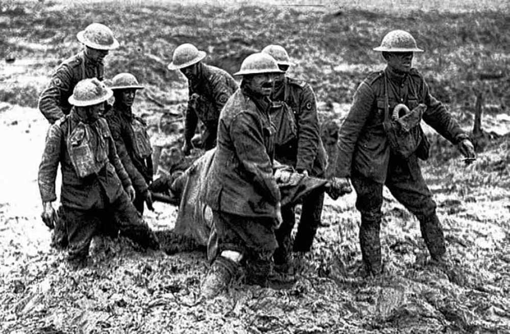 Barellieri inglesi nel fango, agosto 1917. Imperial War Museums