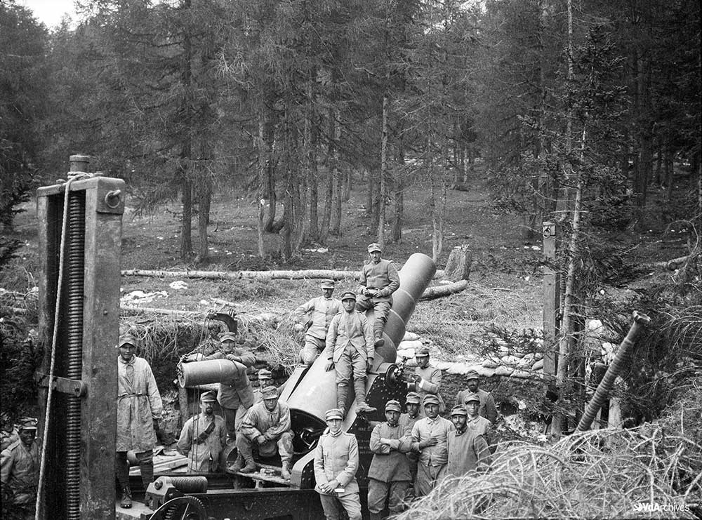 Soldati in posa davanti ad un pezzo di artiglieria. Fonte: BREL-RAVA