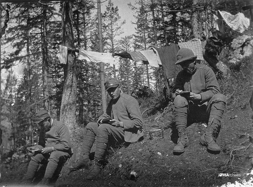 Soldati impegnati nella redazione di lettere e cartoline. Fonte: BREL-RAVA