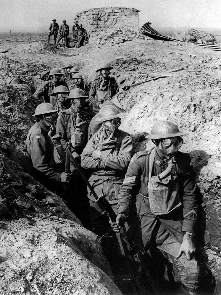 Soldati di fanteria australiana che indossano una maschera a gas modello Small Box Respirators (SBR), presso Ypres, 27 settembre 1917. Foto di Frank Hurley